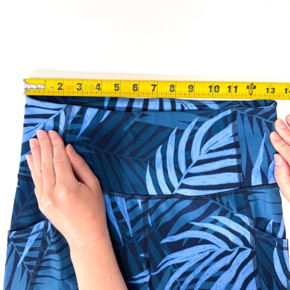 🌴 Old Navy Active Go-Dry 3/4 Capri Leggings Blue Palm Medium Pockets Retail $45 - Picture 2 of 13